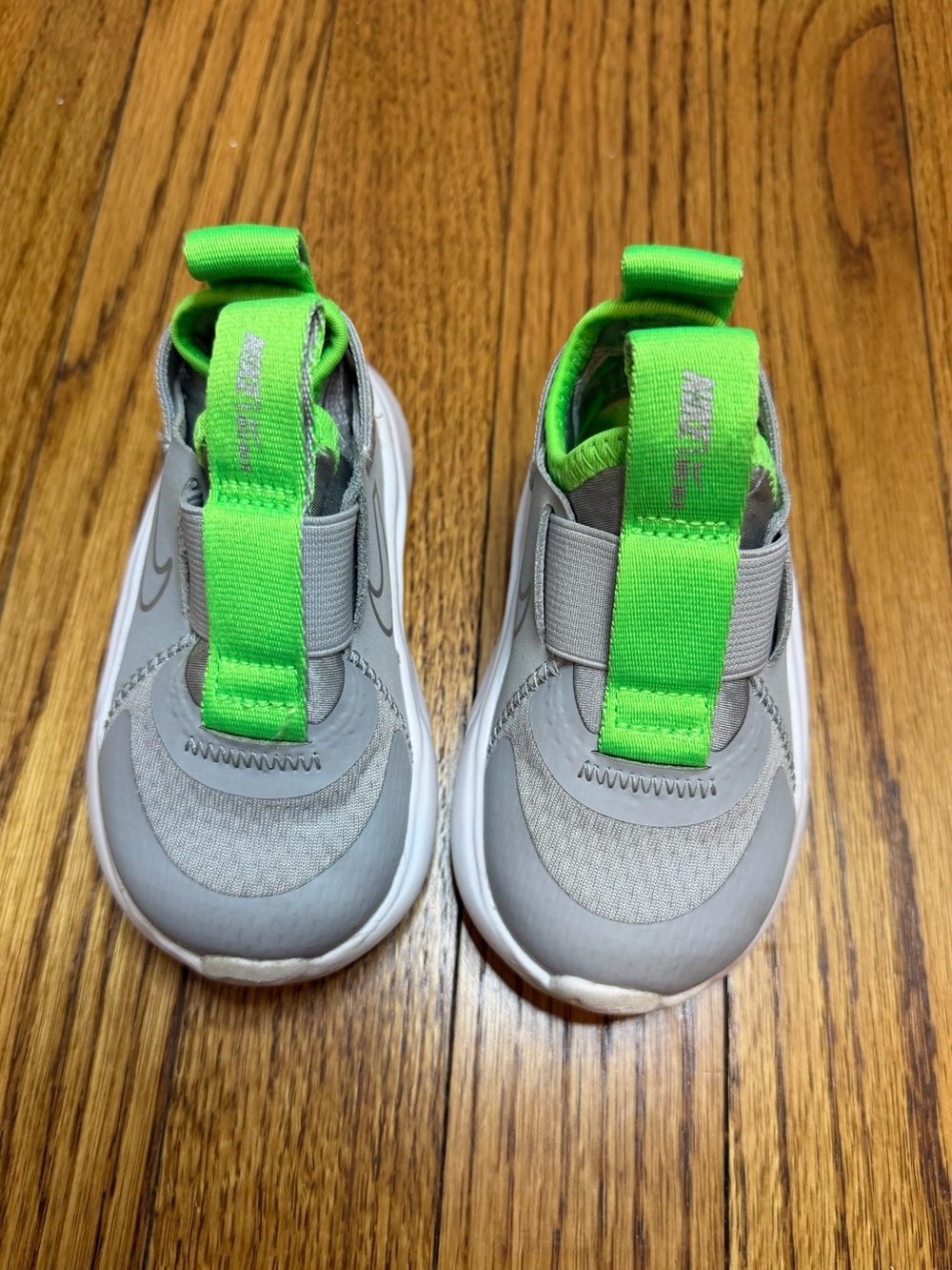 Nike Flex Plus toddler shoes in the Light Smoke Grey and Green, size: 5c